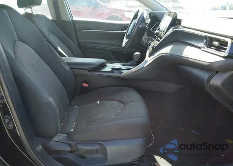 2021 Toyota Camry Le z USA, uszkodzony, nr VIN 4T1C11AK0MU452802